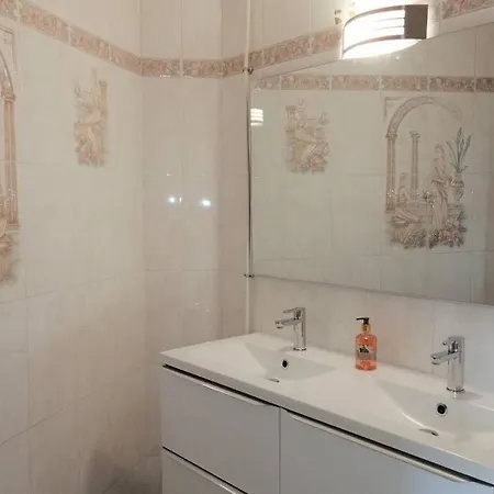 Апартаменти Confortable 3 Pieces Tres Bien Place Centre